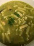 Sopa verde de pescado con pasta