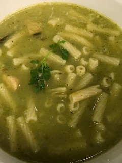 Una foto de Sopa verde de pescado con pasta