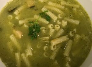 Una foto de Sopa verde de pescado con pasta