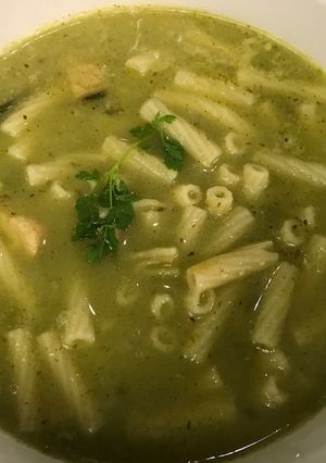 Una foto de Sopa verde de pescado con pasta