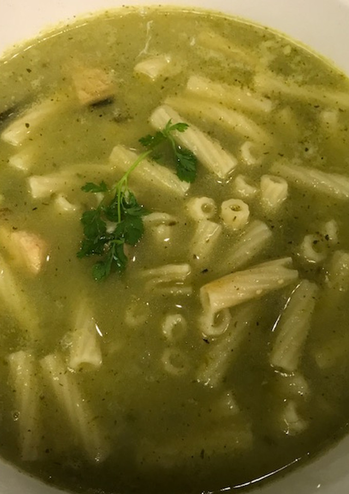 Una foto de Sopa verde de pescado con pasta