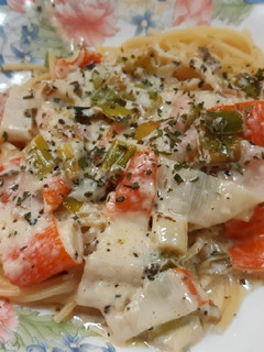 Una foto de Espaguetis con ajos tiernos y surimi
