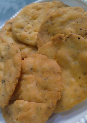 મેંદા ની ક્રિસ્પી પૂરી (Maida Crispy Puri Recipe In Gujarati) રેસીપી મુખ્ય ફોટો