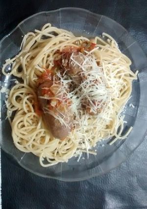 Una foto de Chorizos a la pomarola con fideos