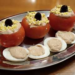 Una foto de Tomates rellenos con atún 🍅