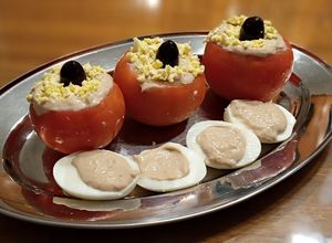 Una foto de Tomates rellenos con atún 🍅