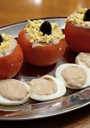 Una foto de Tomates rellenos con atún 🍅