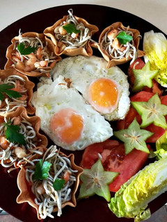 Una foto de Cestitas de gulas con gambas, con huevos y ensalada