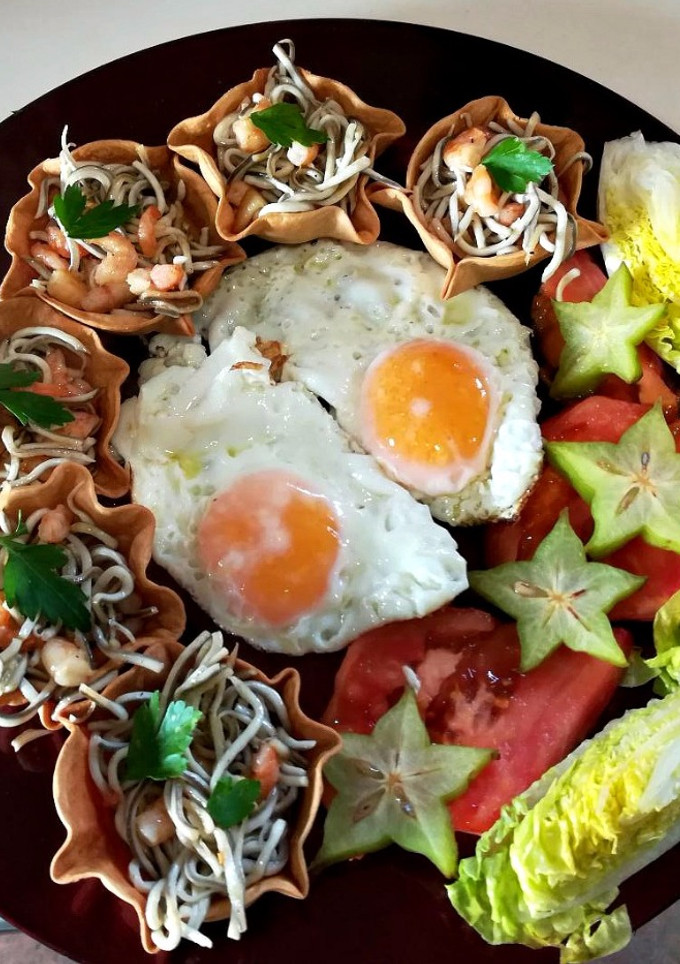 Una foto de Cestitas de gulas con gambas, con huevos y ensalada