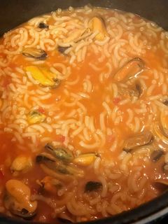 Una foto de Fideuá con mejillones