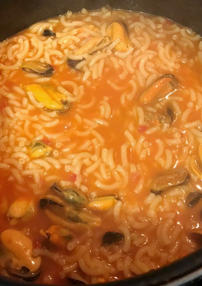 Una foto de Fideuá con mejillones