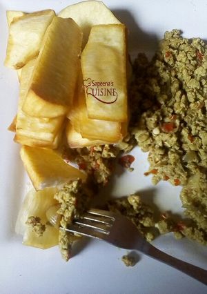 A picture of Fried yam with egg sauce.