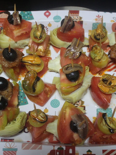 Una foto de Montaditos de tomate con pescado