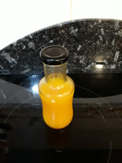 Una foto de Vinagreta de zumo de limón con cúrcuma y pimienta negra