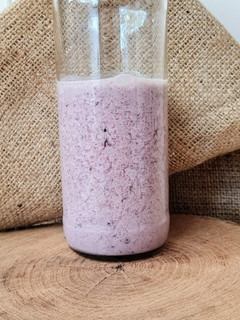 Una foto de Licuado 🩷 de arándanos y banana 🫐🍌 con almendras y semillas de sésamo 🩷 Bebida rosa plant based 🌿