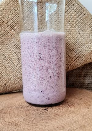 Una foto de Licuado 🩷 de arándanos y banana 🫐🍌 con almendras y semillas de sésamo 🩷 Bebida rosa plant based 🌿