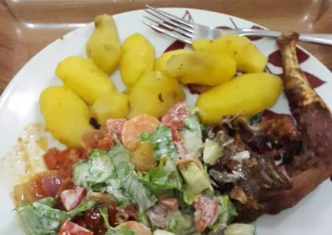Boiled potatoes,fried chicken and salad