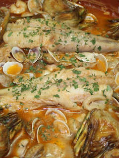 Una foto de Colitas de rape con gambas y almejas en salsa