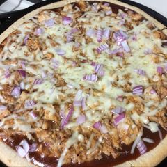 A picture of Easy BBQ chicken pizza.