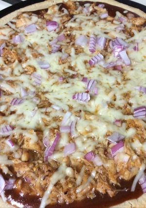 A picture of Easy BBQ chicken pizza.