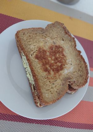 Una foto de Tostada tipo francesa con queso y jamón