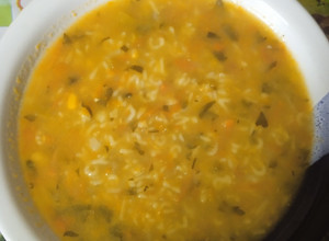 Una foto de Sopa con verduras que van quedando en la heladera, zanahorias, pedazo de zapallo, puerro