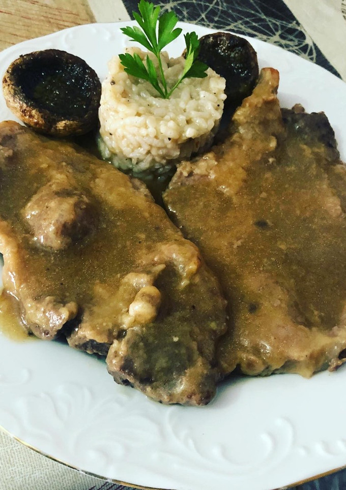 Una foto de Chuletas de aguja en salsa con guarnición de champiñón al horno y arroz hervido con trufa rallada