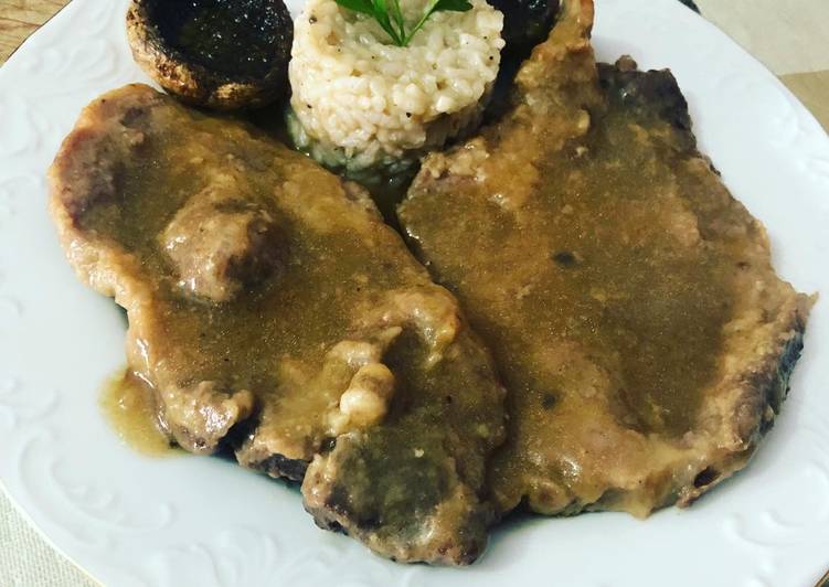 Chuletas de aguja en salsa con guarnición de champiñón al horno y arroz hervido con trufa rallada