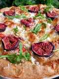 Pizza cu smochine, brânză de capră, mozzarella și rucola!😋