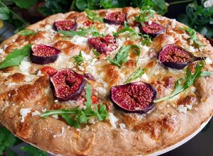 O poză a rețetei Pizza cu smochine, brânză de capră, mozzarella și rucola!😋.