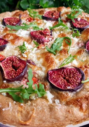 O poză a rețetei Pizza cu smochine, brânză de capră, mozzarella și rucola!😋.
