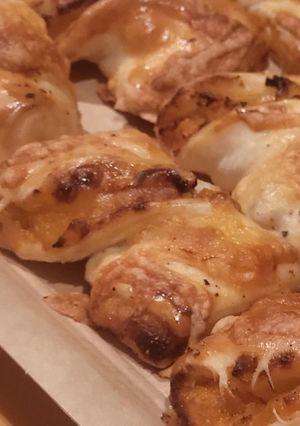 Una foto de Mini trenzas de hojaldre rellenas de mermelada de calabaza con un toque de picante y queso brie