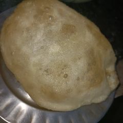 A picture of Bhature.