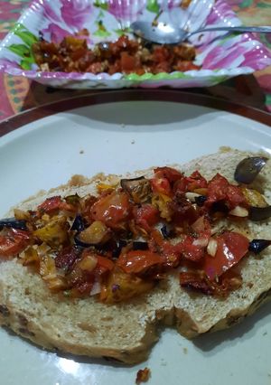 Una foto de Berenjena salteada con tomate
