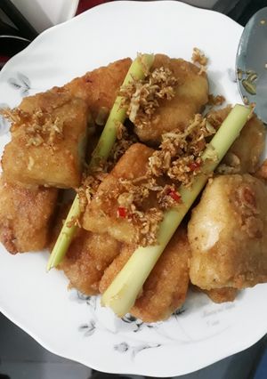 Hình của món Cá basa phi lê chiên sả ớt.