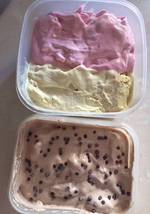A picture of Ice Cream with Evaporated Milk and Honey.