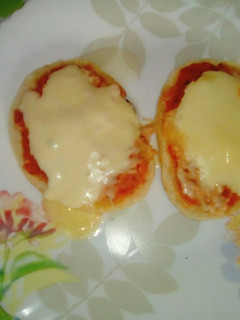 Una foto de Tostadas con tomate, queso y aceite de oliva ❤