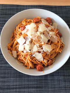 Una foto de Spaghetti con salchicha & pommodoro 🍝 😆