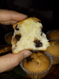 Una foto de Muffins de vainilla con chips. Ricos fáciles y económicos🔥