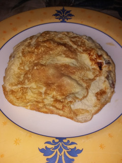 Una foto de Tortilla quesitos y tomate seco🍅