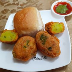 A picture of Palak Batata Wada.