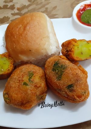 A picture of Palak Batata Wada.