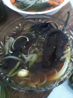 Una foto de Chile seco ancho en escabeche relleno de ensalada de atún tipo las correa