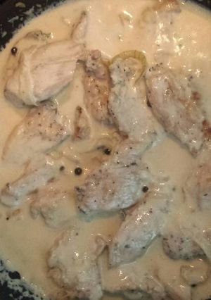 Una foto de Pechuga en salsa blanca con champiñones y pimienta verde