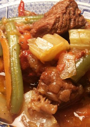Una foto de Ternera estofada, con verduras de temporada