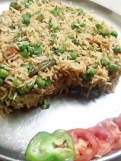 વેજીટેબલ પુલાવ (Vegetable Pulao Recipe In Gujarati) રેસીપી મુખ્ય ફોટો