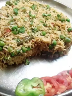 વેજીટેબલ પુલાવ (Vegetable Pulao Recipe In Gujarati) રેસીપી મુખ્ય ફોટો