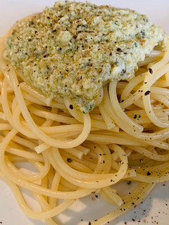Una foto de Espagueti al pesto suave🍲