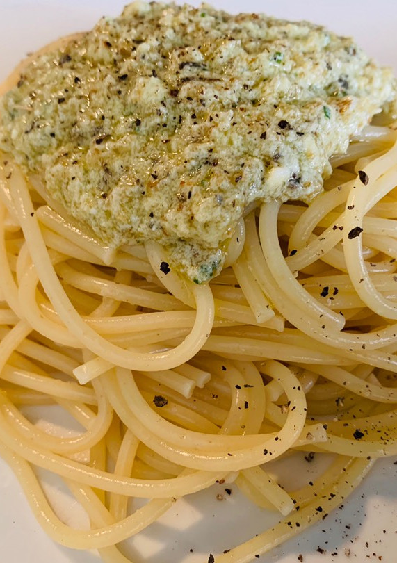 Una foto de Espagueti al pesto suave🍲