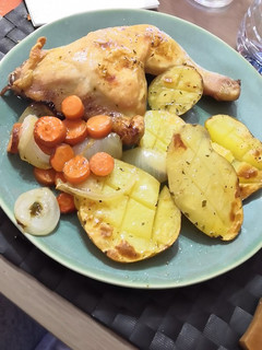 Foto principal de Pollo asado con zanahorias, cebollas y patatas asadas